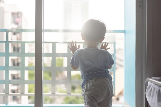 Сразу двое детей выпали из окна в Казахстане