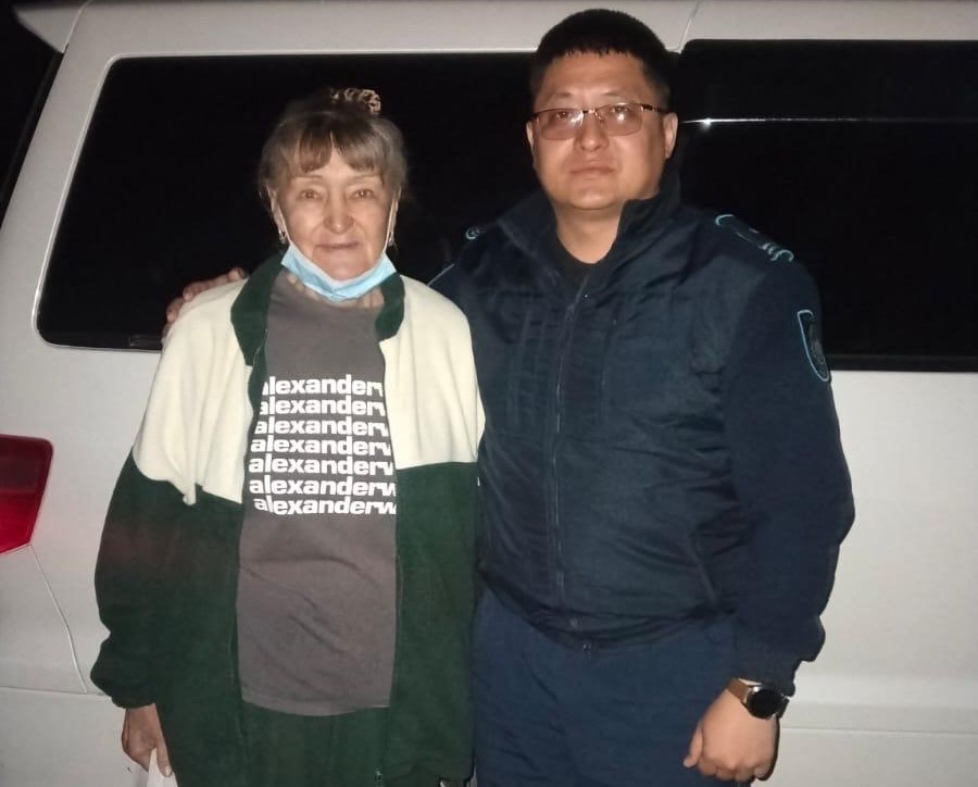 Казахстанский полицейский помог пенсионерке найти детей, разлученных с ней 30 лет назад