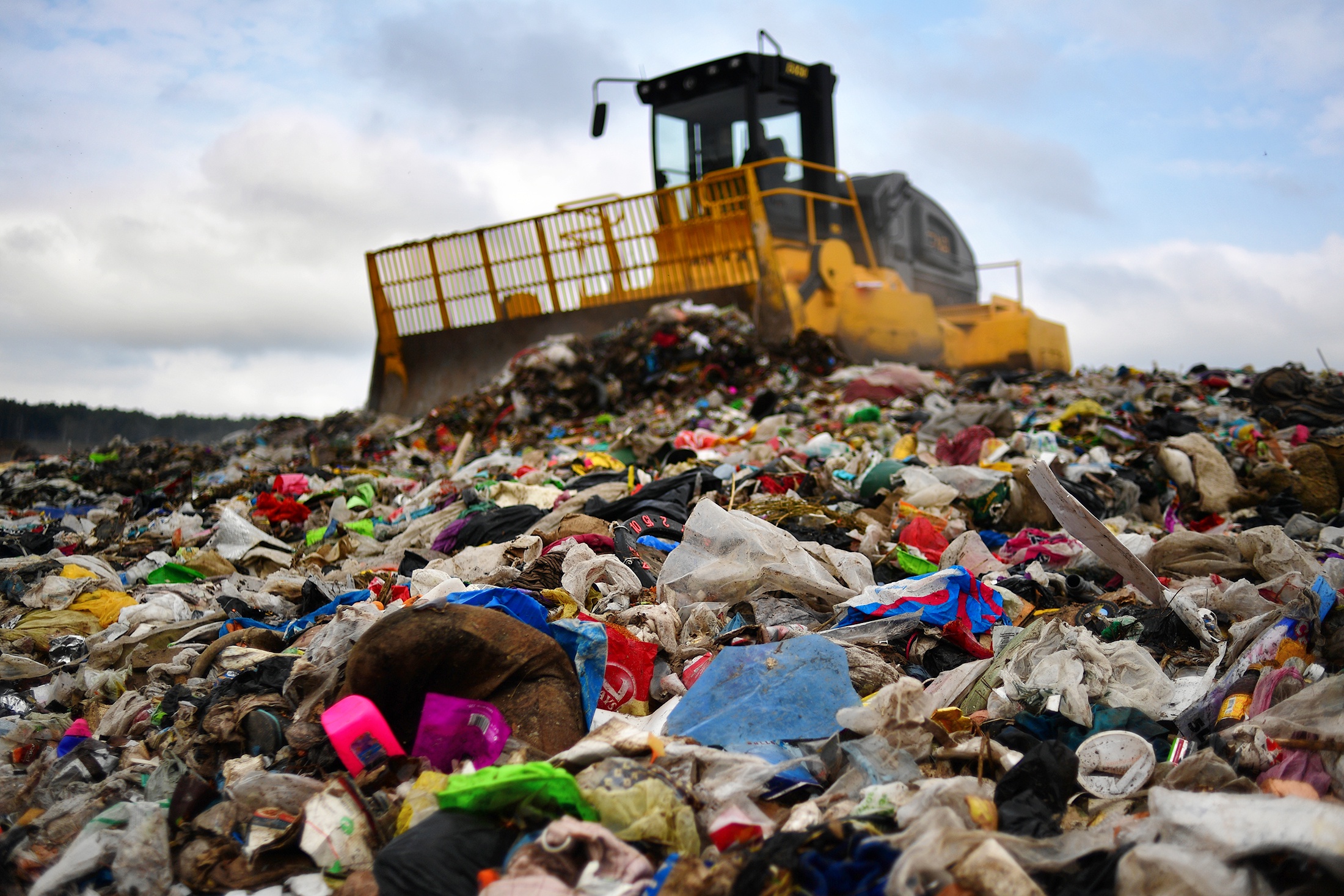Уже убранный участок вдоль трассы актюбинцы вновь превратили в свалку