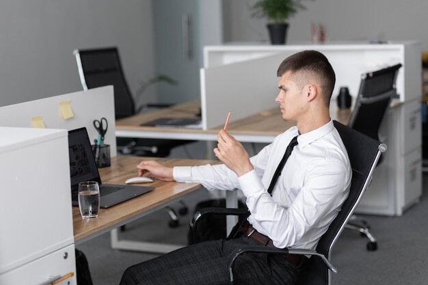 С 1 апреля прием на госслужбу проходит онлайн в Казахстане