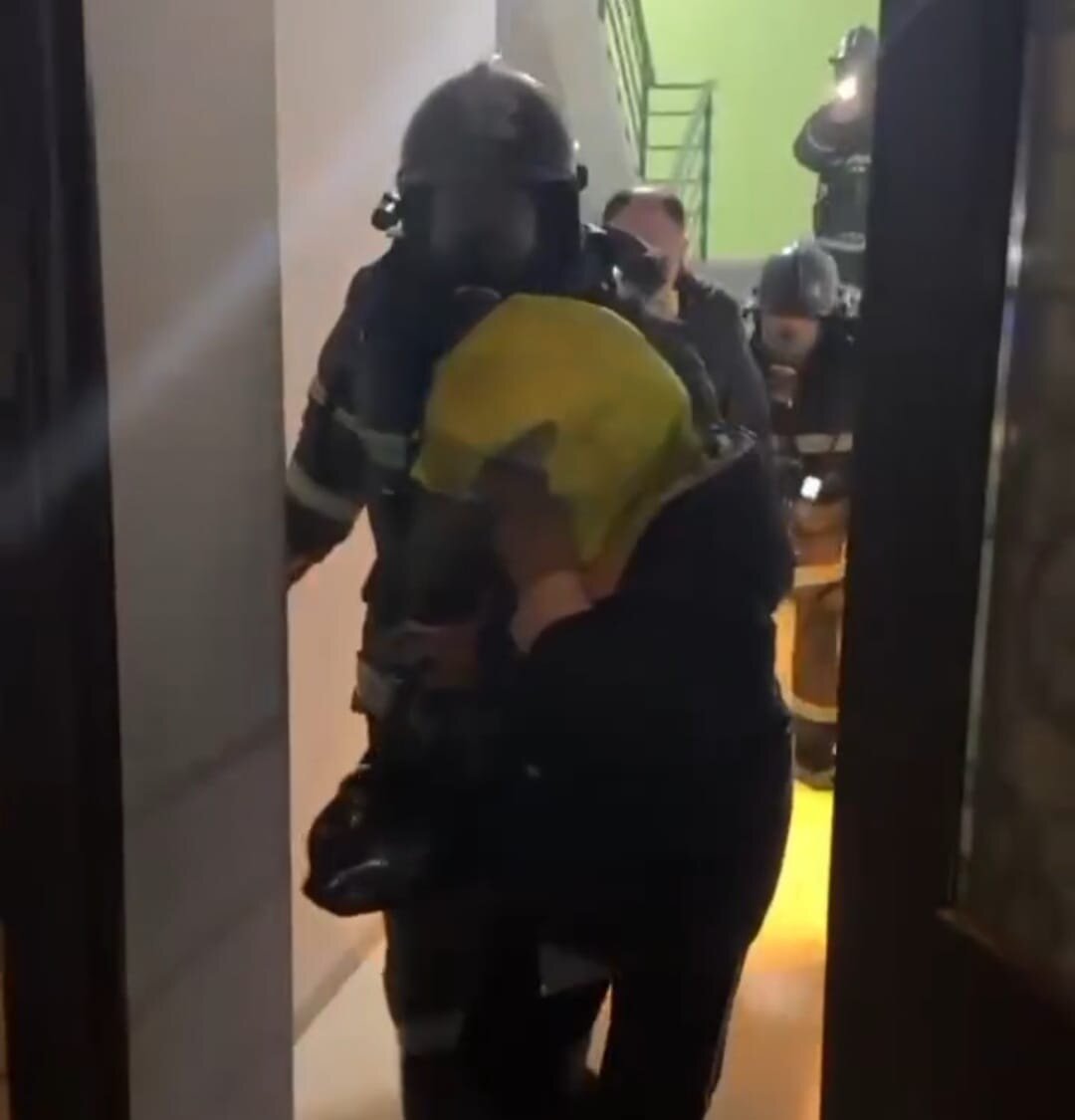 17 человек эвакуировали во время пожара в многоэтажке