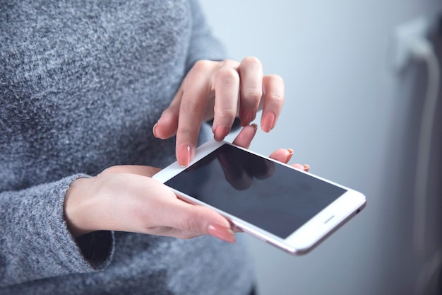 Для помощи с госуслугами мошенница брала чужие телефоны и вешала на людей кредиты