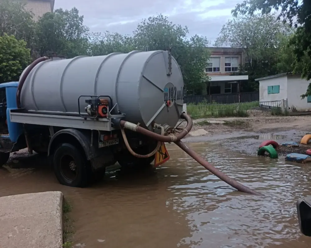 Жителям Актобе объяснили, кто должен откачивать воду после дождей