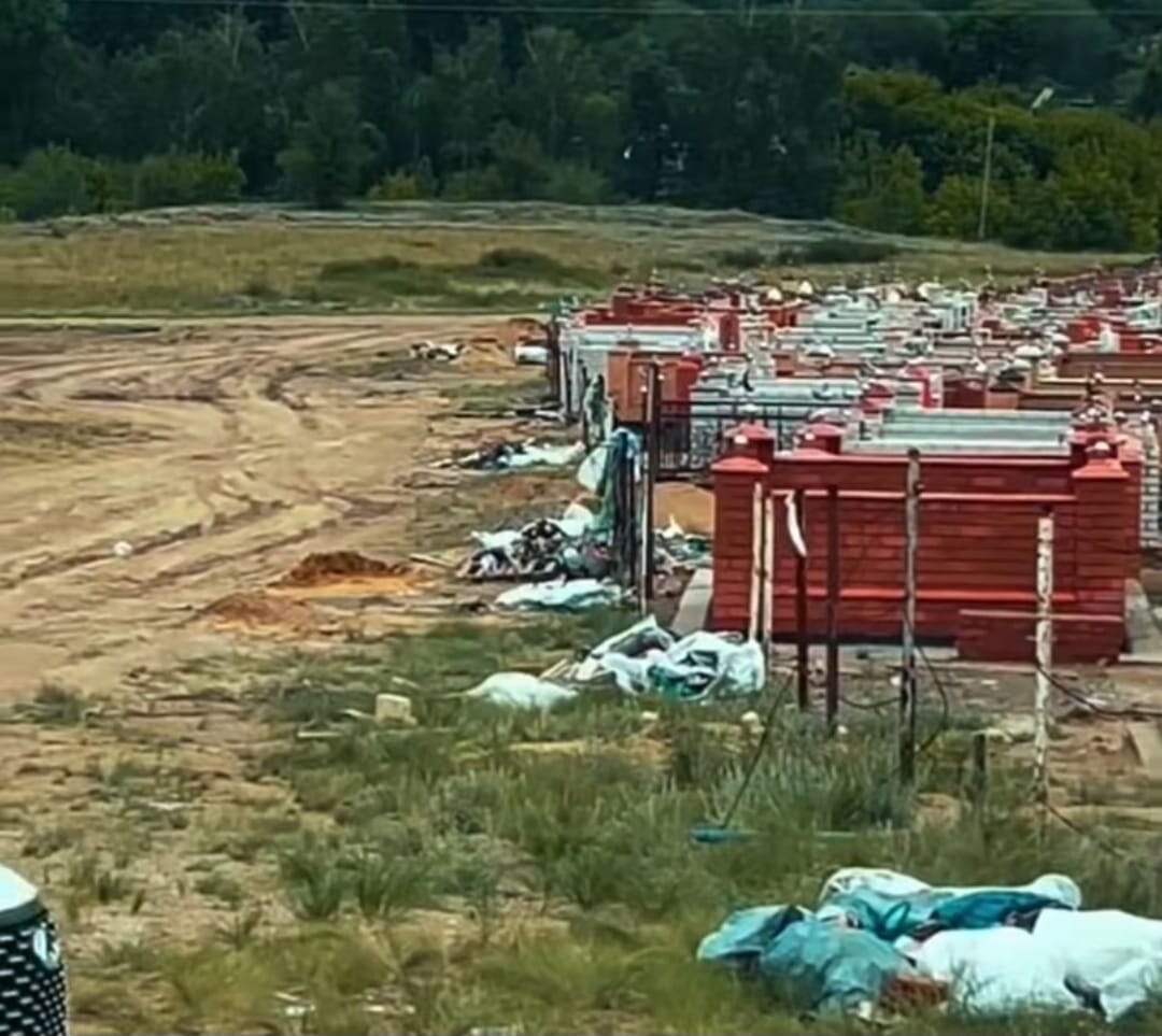 Даже мёртвым не дают покоя: кладбище в Актобе вновь превратили в свалку